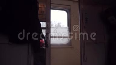 概念<strong>火车</strong>旅程旅行.. 从<strong>火车</strong>窗口观看美丽的景色，这是一种移动的<strong>火车</strong>生活方式，铁路旅行，俄罗斯冬季